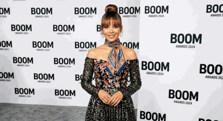 Промпт: Женщина в вышитом платье с пайетками и шелковым чокером, фон BOOM