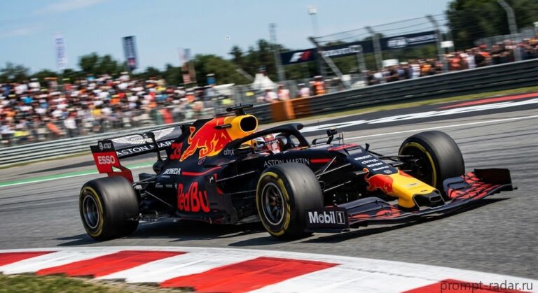 Промпт: Темно-синий Aston Martin Red Bull Racing в правом повороте, низкий ракурс