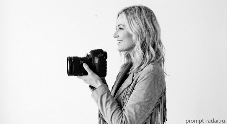 Промпт: Портрет улыбающейся блондинки в профиль с Canon, в замшевой куртке, ч/б