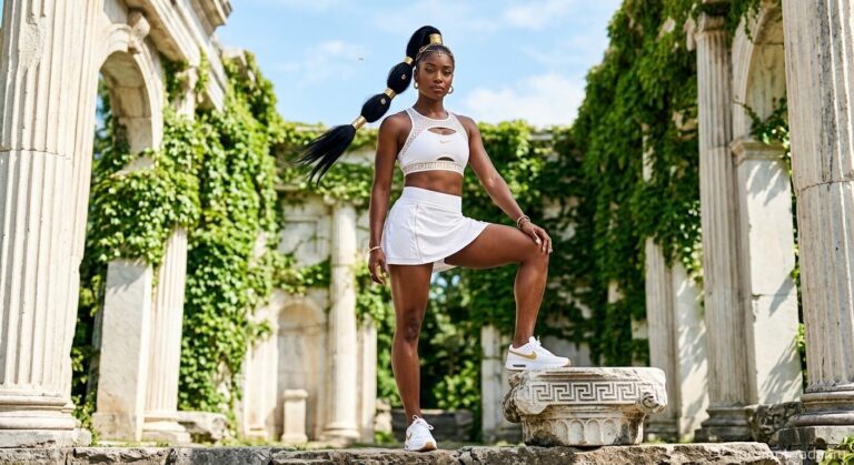 Промпт: Атлетичная темнокожая женщина в белом Nike на фоне мраморных руин