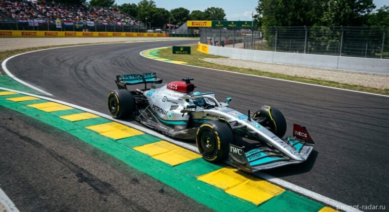 Промпт: Серебристый Mercedes‑AMG F1 в повороте, вид сверху
