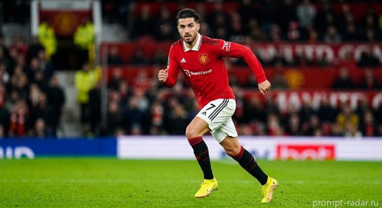 Промпт: Игрок Manchester United №7 в беге, профессиональная спортивная фотография