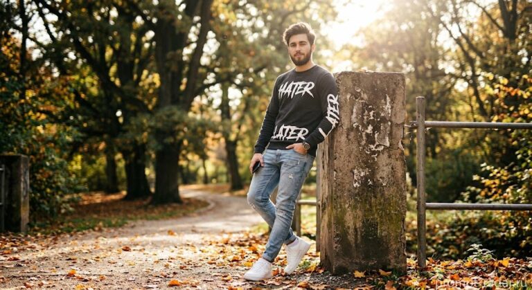 Промпт: Молодой мужчина в свитере «Hater Later» опирается на колонну в парке