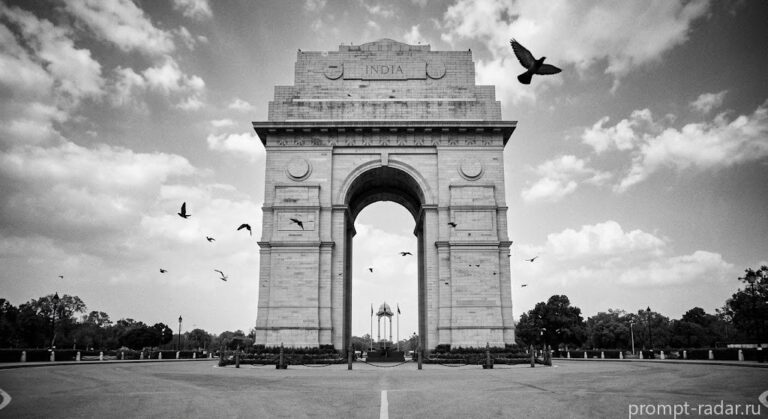 Промпт: Триумфальная каменная арка ‘INDIA’, черно-белая зернистая фотография